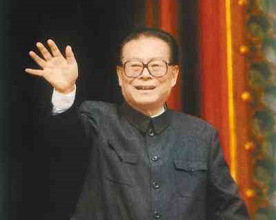 1999年10月1日，江泽民在天安门城楼上向参加庆祝中华人民共和国成立50周年大会的群众游行队伍挥手致意