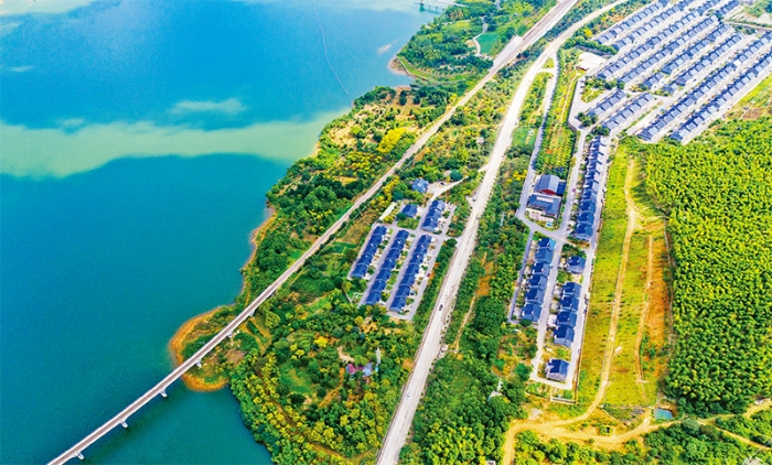 2021年6月，《中共中央 国务院关于支持浙江高质量发展建设共同富裕示范区的意见》发布，赋予浙江重要示范改革任务。图为2021年9月12日，浙江省湖州市长兴县小浦镇合溪新村风光如画。　求是图片 谭云俸摄