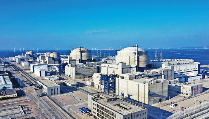 2022年3月25日，中核集团“华龙一号”示范工程全面建成投运。“华龙一号”是我国核电企业研发设计的具有完全自主知识产权的三代压水堆核电创新成果，已成为中国为世界贡献的三代核电优选方案。图为福清核电6号机组（右一）、5号机组（右二）。 新华社发 林善传摄