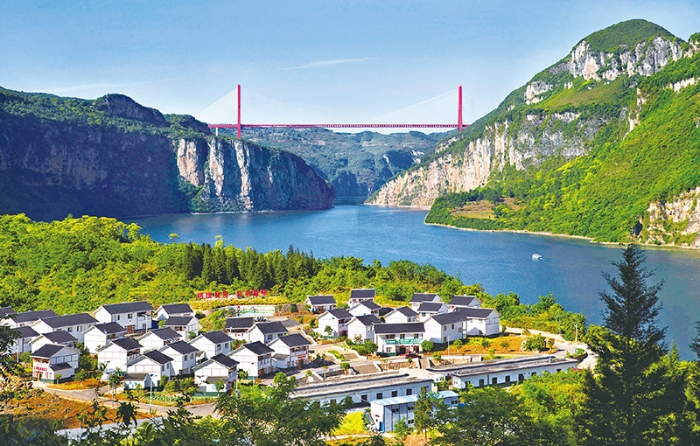 党的十八大以来，在一系列精准脱贫政策推动下，化屋村人的日子越过越甜。易地扶贫搬迁实现了水电路三通，产业发展实现了收入水平稳步提高，生态保护让绿水青山变金山银山。图为化屋村扶贫搬迁安置点。 贵州日报报刊社供图 史开心摄