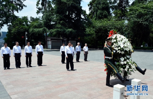 6月16日至18日，中共中央总书记、国家主席、中央军委主席习近平在贵州调研。这是16日上午，习近平在遵义市红军山烈士陵园向红军烈士纪念碑敬献花篮。 新华社记者李学仁摄