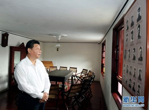 6月16日至18日，中共中央总书记、国家主席、中央军委主席习近平在贵州调研。这是16日下午，习近平在参观遵义会议会议室时，向墙上的遵义会议参加人员照片深情凝视。 新华社记者李学仁摄