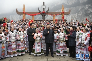 习近平强调，遵义会议确立了毛泽东同志在党中央和红军的领导地位，开始形成以毛泽东同志为核心的党的第一代中央领导集体