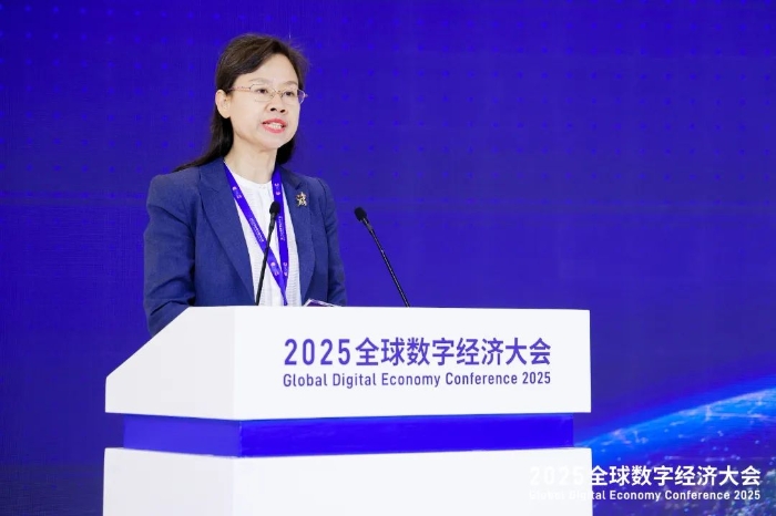 北京市社会科学院院长贺亚兰研究员主持主旨报告环节.JPG