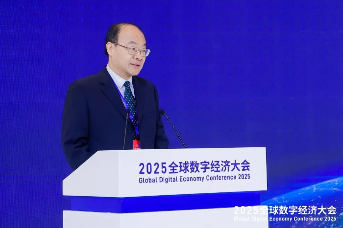 北京市社会科学院党组副书记、副院长杨伟国教授主持成果发布和主题演讲环节.JPG