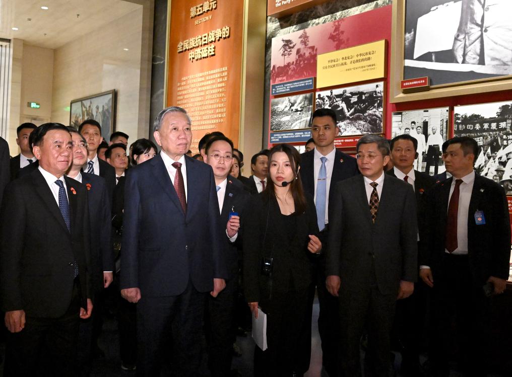 苏林参访中国共产党历史展览馆