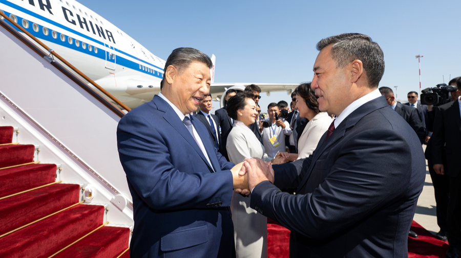 习近平抵达比什凯克出席2026年上海合作组织峰会并对吉尔吉斯斯坦进行国事访问
