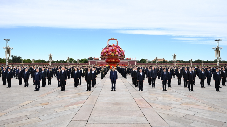 烈士纪念日向人民英雄敬献花篮仪式在京隆重举行 习近平等党和国家领导人出席